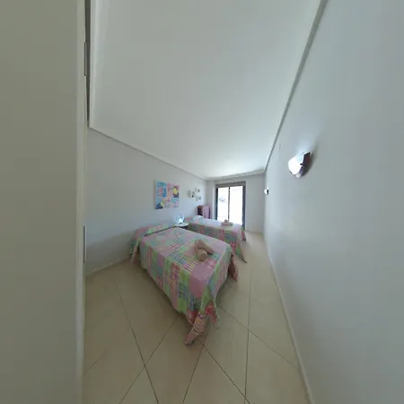 Spacious 2 Beds Appt With Pool In A Large Complex Apartment *