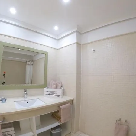 Spacious 2 Beds Appt With Pool In A Large Complex Apartment *