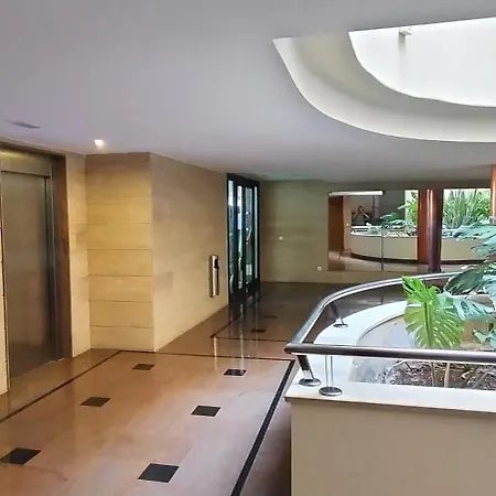 Spacious 2 Beds Appt With Pool In A Large Complex Apartment *