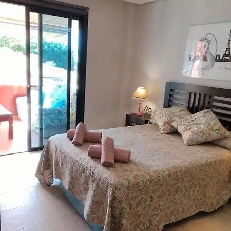 Spacious 2 Beds Appt With Pool In A Large Complex Apartment *