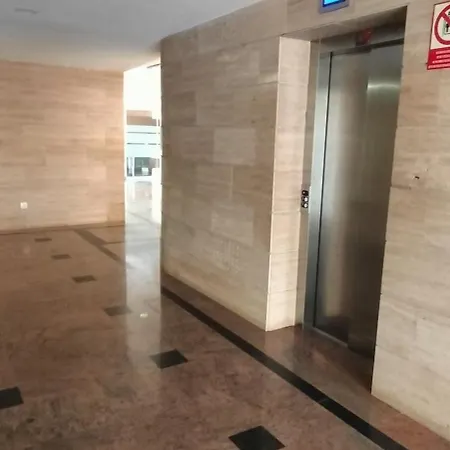 Spacious 2 Beds Appt With Pool In A Large Complex Apartment *