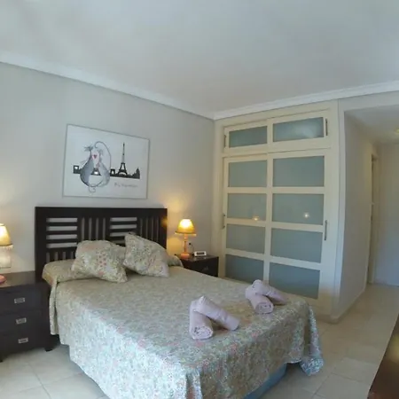 Spacious 2 Beds Appt With Pool In A Large Complex
